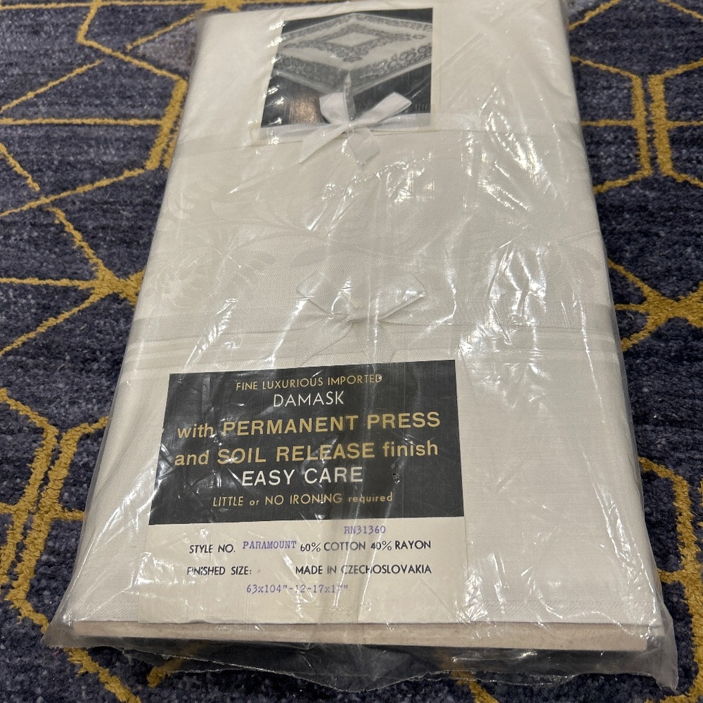 Imported Luxurious Damask Off-White/Light Beige Tablecloth w/ 12 Napkins. NWT